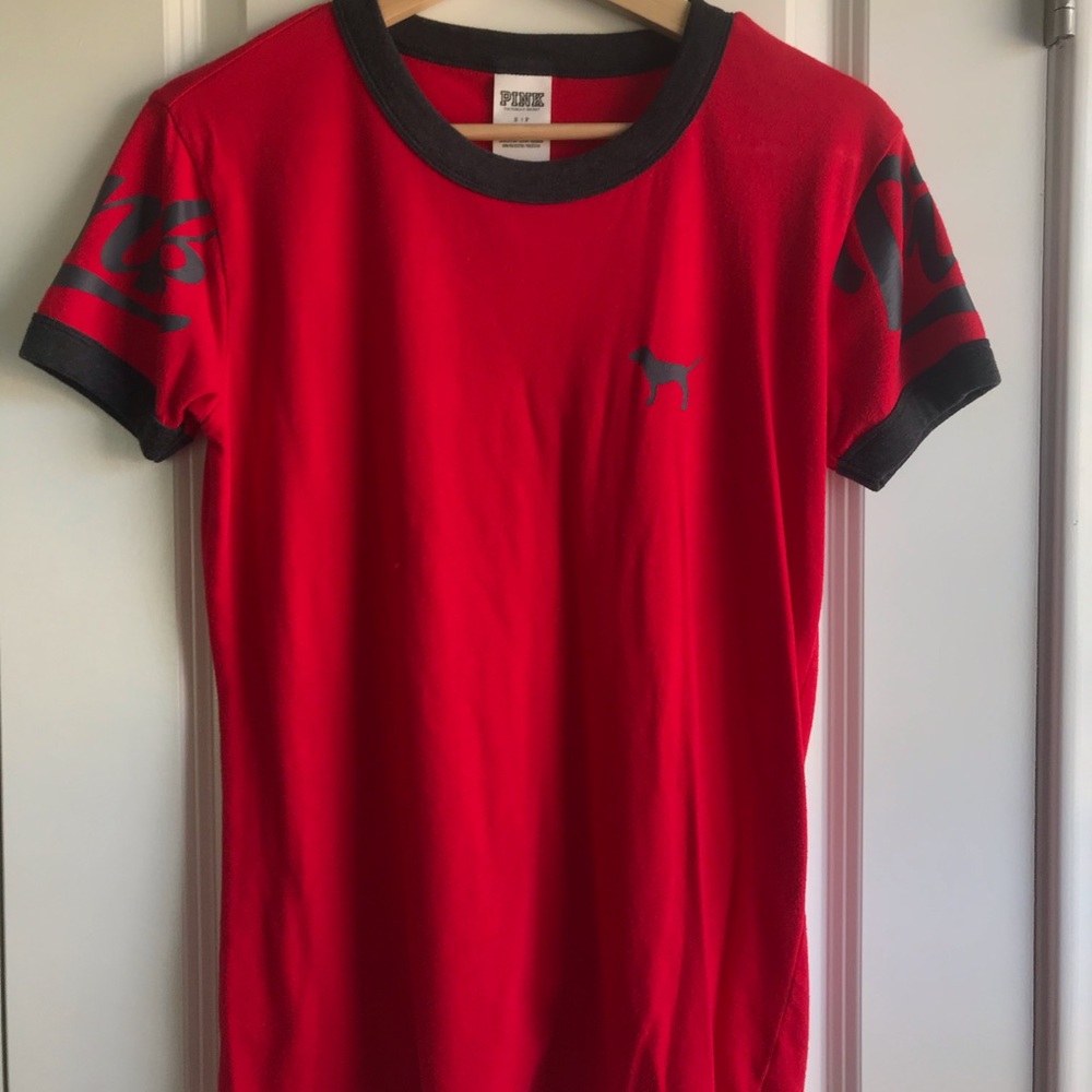 red vs pink t-shirt